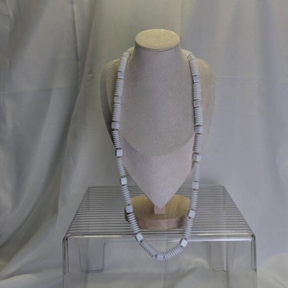 3 for $30 vintage Elegant White and Gold Beaded Necklace - Picture 6 of 8